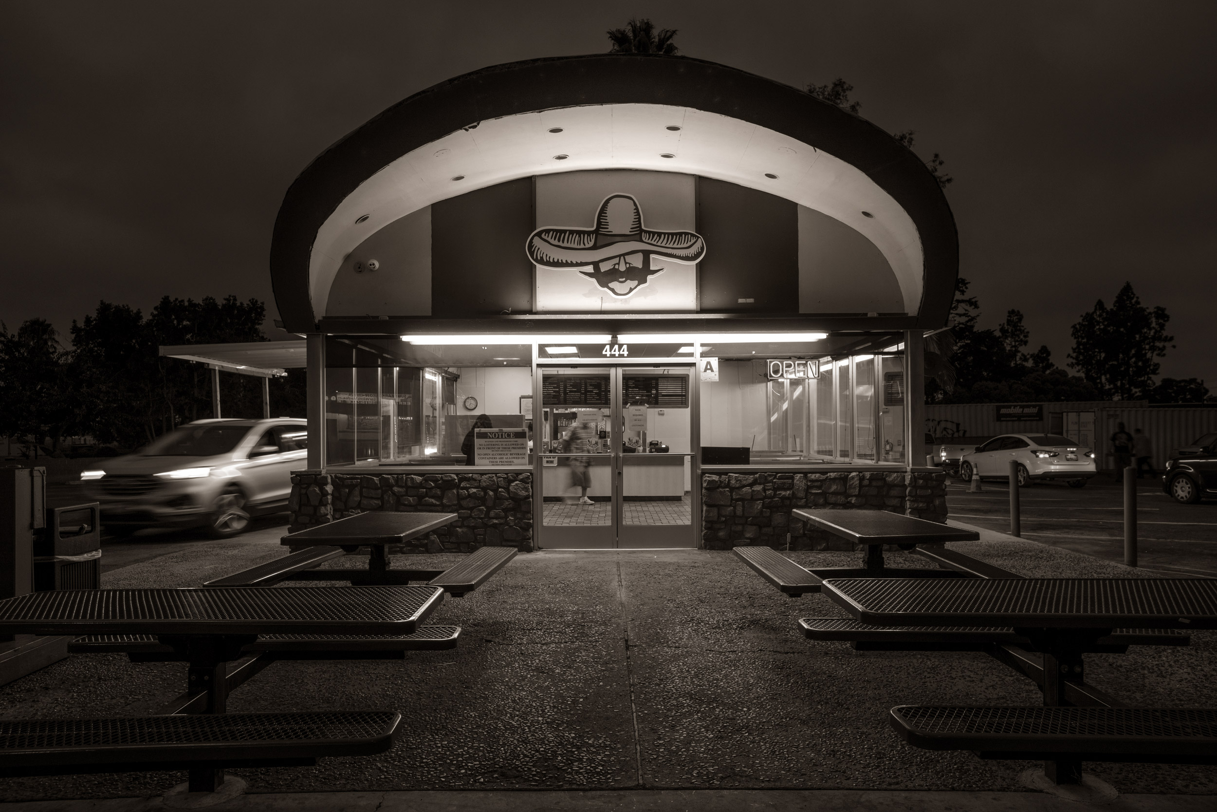 Robertos_761BW_F